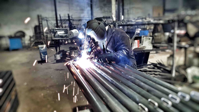 Какие материалы используют при изготовлении уличного спортивного оборудования в Кирове?